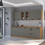 Klasyczne meble kuchenne Luna w kolorze claygreyoraz dąb artisan z czarnymi uchwytami idealne do niewielkiej kuchni