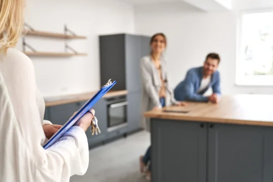 Jak skutecznie aranżować mieszkanie pod wynajem – kluczowe zasady i porady