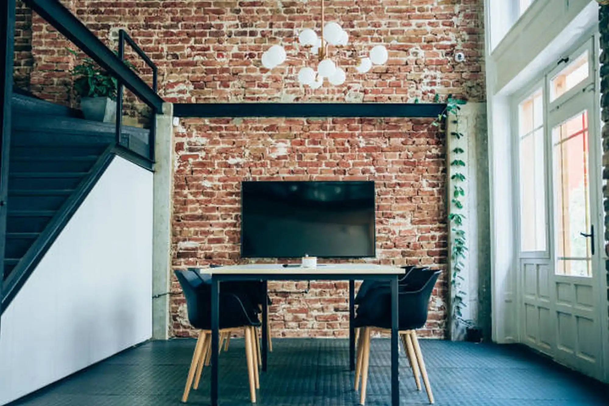 Ceglana ściana za telewizorem