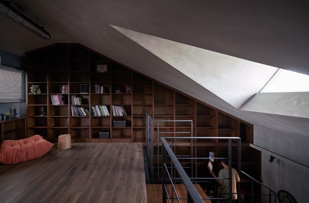 Nowoczesny kącik czytelniczy na poddaszu