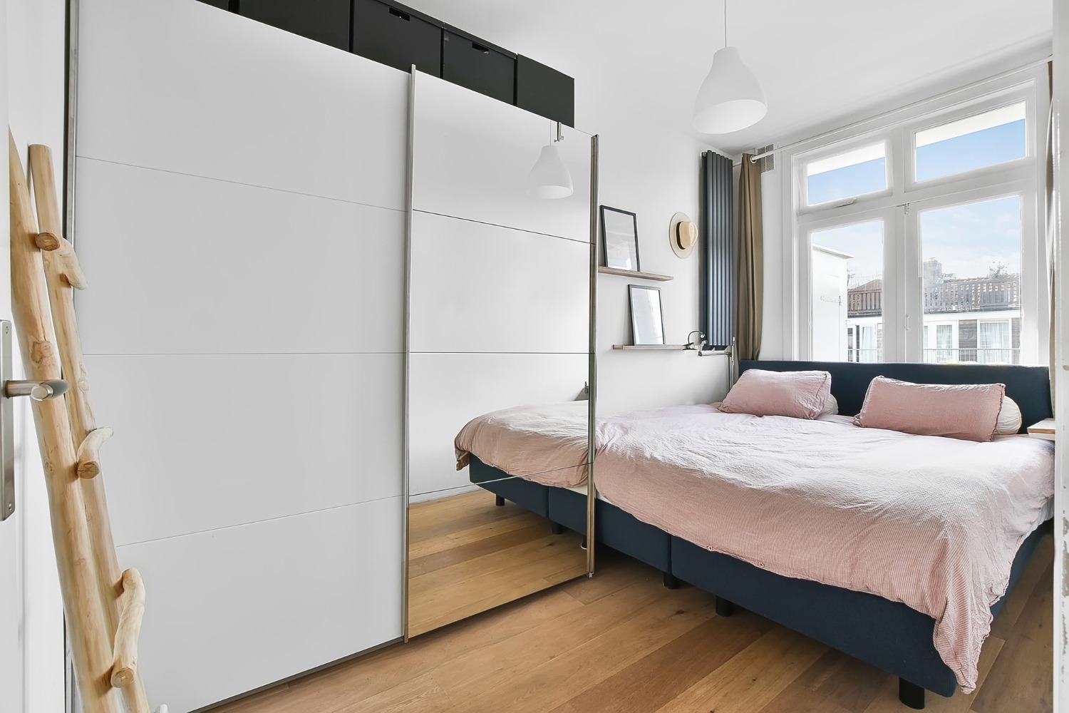 Mała sypialnia z szafą z lustrem