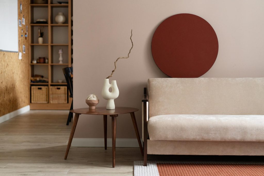 Ściany w salonie w kolorze taupe