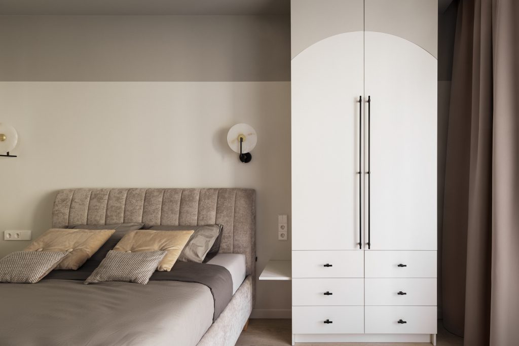 Mała sypialnia z wąską stylową szafą