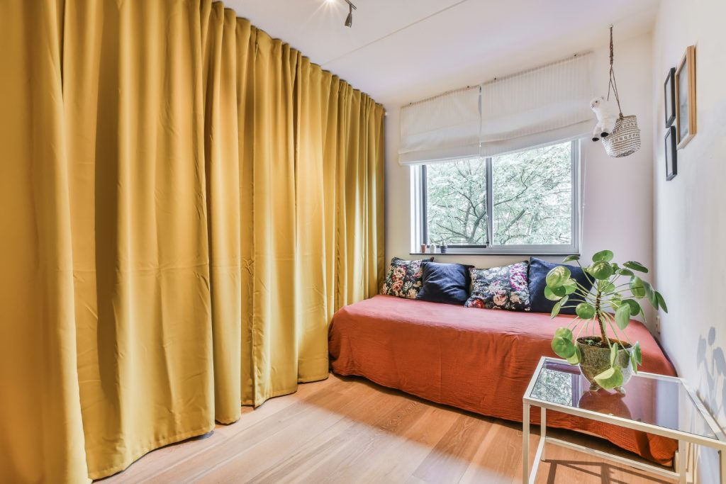 Zasłona dzieląca pokój na dwa